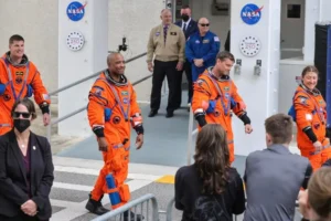 Astronautas de Artemis II llegan a la plataforma de lanzamiento en Florida
