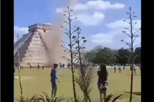 Impresionante remolino en pirámide de Kukulcán en Chichén Itzá