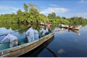 Pemex atiende derrame de residuos de aceite en Poza Rica y Coatzintla