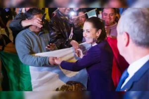 Sheinbaum Pardo llega a Barcelona; y es recibida por mexicanas y mexicanos, «es un honor estar con Claudia» (+Video)