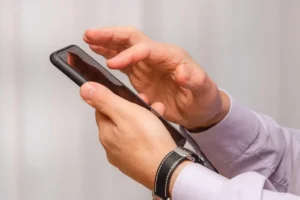 Revelan cuántos mexicanos usan el celular para transferencias bancarias