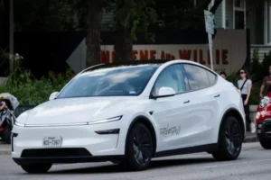 Tesla inicia producción de robotaxi, afirma Elon Musk