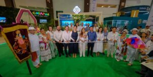 Junto con líderes del turismo, Mara Lezama, Josefina Rodríguez y Evelyn Salgado recorren el pabellón del Caribe Mexicano