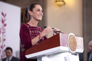 La Presidenta Claudia Sheinbaum firma acuerdo para que en la obra pública se use acero mexicano