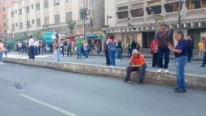 Desalojan edificios y oficinas en CDMX por sismo