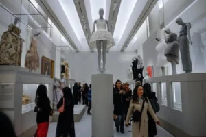Museo de Arte de Nueva York explora la vulnerabilidad humana a través del diseño