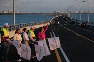 Puntual, a las 6:30 de la mañana Mara Lezama abre a la circulación el majestuoso Puente Vehicular Nichupté