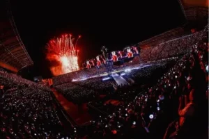 Aficionados de BTS acuden a concierto en CDMX, a cantar desde afuera (Vídeo)