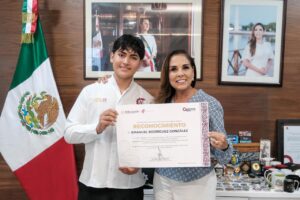 Reconoce Mara Lezama a Emanuel Rodríguez González por obtener primer lugar nacional en Lengua y Comunicación