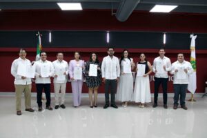 Gobierno del Estado entrega patentes a notarias y notarios públicos