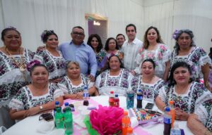 Gino Segura convive con madres de familia de distintos sectores laborales en Chetumal