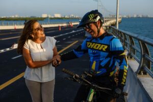 Supervisa Mara Lezama pruebas de la Ruta 27 sobre el puente Nichupté