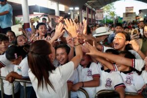En Tabasco, presidenta Sheinbaum entrega tarjetas de Beca Rita Cetina a estudiantes de primaria pública