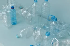 Descubren obstáculos que dificultan el reciclaje completo de las botellas de plástico