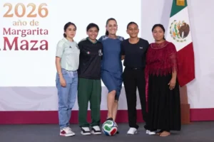 La Presidenta Claudia Sheinbaum, entrega boletos a las cuatro jóvenes que la representarán en la inauguración del Mundial 2026