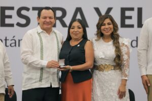 Yucatán reconoce a docentes por décadas de labor educativa