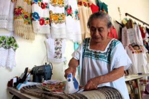 Gobierno del Estado de Yucatán impulsa comercialización artesanal con nuevo corredor en Maní