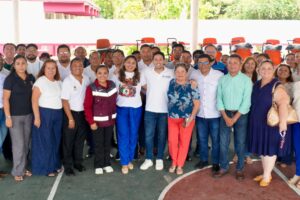 Renán Sánchez Tajonar y Elda Xix Eúan realizan gira para entrega de equipamiento educativo en escuelas de Cozumel