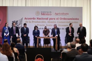 En Ciudad de México, presidenta Sheinbaum firma acuerdo para garantizar jitomate en el mercado nacional