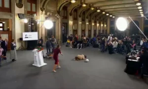 Por un balón, reportera se cae frente a Sheinbaum durante la conferencia Mañanera (VIDEO)