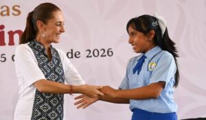 En Minatitlán, Presidenta entrega Beca Rita Cetina para uniformes y útiles; beneficiará a más de 9 millones de estudiantes en el país