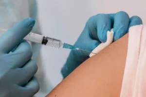 Vacuna del dengue se demuestra segura en personas viajeras de regiones no endémicas