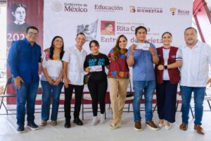Entrega Mara Lezama tarjetas de la Beca Rita Cetina a más de mil estudiantes de primaria en Cancún