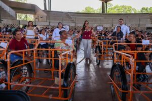 Mara Lezama entrega apoyos solicitados en “La Voz del Pueblo” a más de 200 familias del sur de Quintana Roo