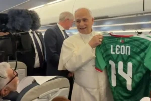 León XIV recibió playera de la Selección de México (+Vídeo)