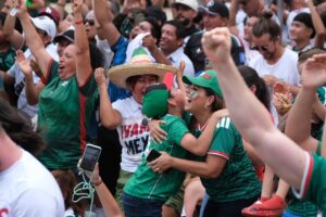 Mara Lezama vive la pasión del Mundial junto a la afición en Malecón Tajamar de Cancún