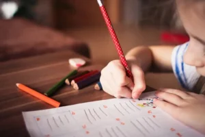 Ni el IQ ni la crianza: este factor tendría mayor impacto en el cerebro infantil