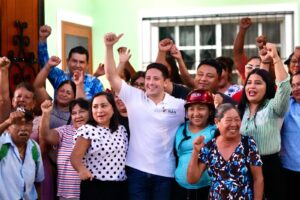 Renán Sánchez Tajonar escucha y atiende a vecinos de Cozumel