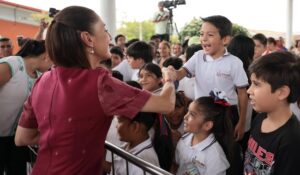 Siempre voy a estar pendiente de las niñas y niños: Presidenta entrega beca Rita Cetina para uniformes y útiles en Villa de Álvarez, Colima