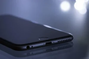 CEO de Apple analiza subir precios del iPhone por avance de la Inteligencia Artificial