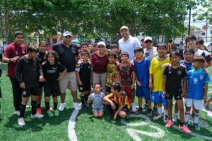 Mara Lezama supervisa el uso de la cancha de fútbol 5 de la Supermanzana 29, legado del Mundial Social 2026