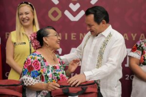 Renacimiento Maya reconoce a las parteras mayas: Tarjeta Elvia Carrillo Puerto dará tres mil pesos bimestrales 