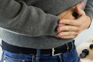 ¿Tienes dolor abdominal o inflamación? Este es el padecimiento que podría causarlo