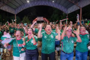 Casa llena en las Zonas Fan: 14 mil personas celebran triunfo de México con saldo blanco 
