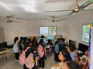 Centro Códice Maya reduce rezago digital y acerca herramientas tecnológicas a mujeres de Tiholop