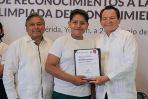 Gobernador Joaquín Díaz Mena reconoce excelencia académica de estudiantes yucatecos