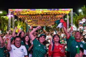 Junto a la afición quintanarroense, Mara Lezama vive la pasión mundialista en los Fut Fest de Isla Mujeres y Cancún