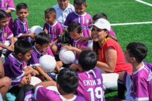 Mara Lezama convive con niños y jóvenes y supervisa la nueva cancha del Mundial Social en José María Morelos