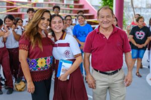 Entrega Mara Lezama domo a Secundaria Técnica 18 en Cancún tras 34 años de espera