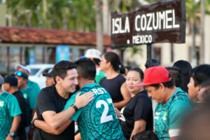 Respalda Renán Sánchez Tajonar a más de 60 maestros de Cozumel que representarán a la isla en Chetumal