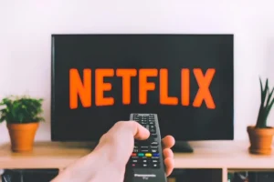 Netflix analiza lanzar canales 24/7 y vender suscripciones de otras plataformas