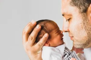 El olor del padre fortalece el desarrollo cerebral de los bebés: Estudio