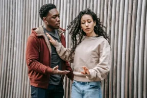 ¿Por qué reaccionas antes de pensar? Científicos explican cómo tu cuerpo decide si pelear, huir o conectar