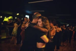 Las clases de salsa reducen los síntomas depresivos en jóvenes adultos, según un estudio