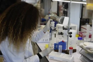Científicas mexicanas desarrollan una alternativa sostenible con microalgas para crear colorantes sostenibles