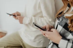 El dato que preocupa a expertos: jóvenes mexicanos pasan casi un tercio del día en Internet